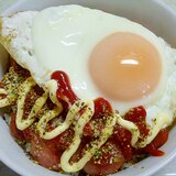 簡単♪ウインナーと目玉焼きスパイシーのっけ丼